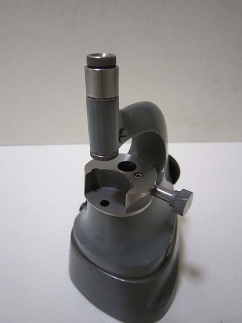 Unfertige universelle Vorrichtung für die Triebnietmaschine von BOLEY zum Abziehen der Doppelrolle. Gerät in der Triebnietmaschine von BOLEY eingesetzt.