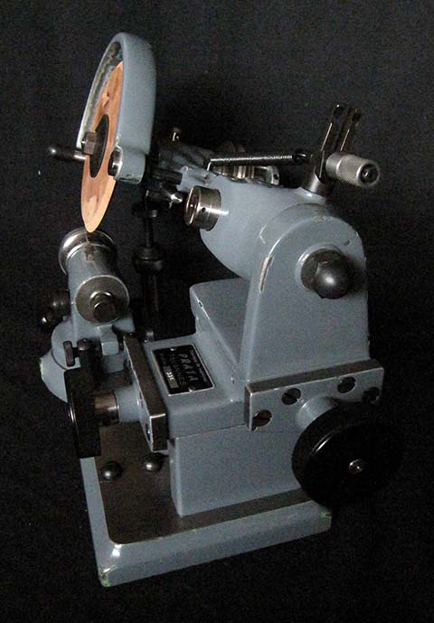 Станок для полирования зубцов триба Prata Typ 11. Деревянный полировальный диск, выставленный под наклоном.