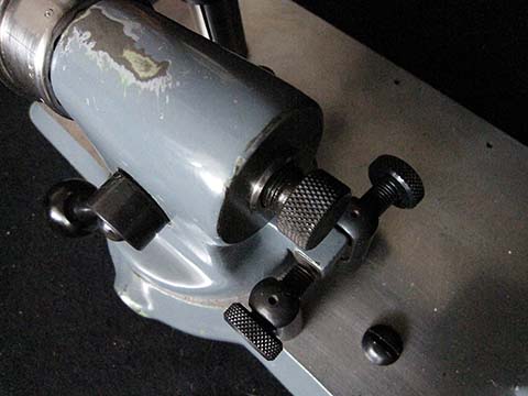 Станок для полирования зубцов триба Prata Typ 11. Регулировочный болт шпинделя с подкладками из твёрдого сплава.