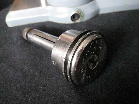 Станок для полирования зубцов триба Prata Typ 11. Регулировочный болт шпинделя с подкладками из твёрдого сплава с треугольными насечками для триба.