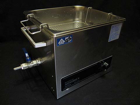 Ultraschallbad Bandelin Sonorex Super RK 514 zur berührungslosen chemischen Reinigung von Uhrenteilen. Gesamtansicht.